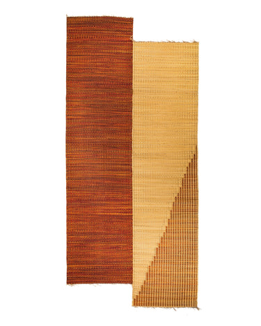 Alfombra de pasillo de hierba marina tejida a mano, 80 × 240 cm de LA FIBRE ARTISANALE, vista completa del formato alargado bicolor