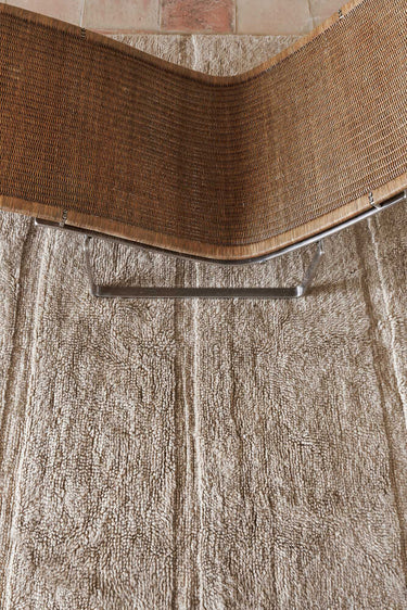 Detalle del relieve y las distintas alturas de pelo de una alfombra de lana beige