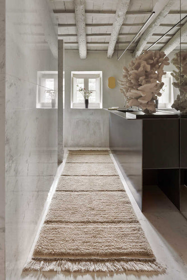 Alfombra de pasillo de lana beige con flecos vista completa para recibidor o distribuidor