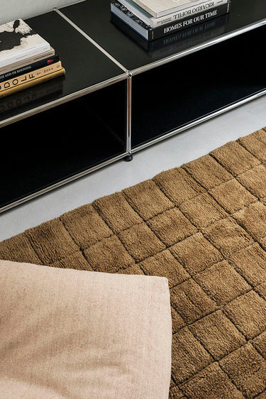 Alfombra de pasillo lavable de lana geométrica ocre vista completa