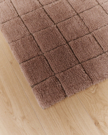 Alfombra de pasillo lavable de lana geométrica rosa cuarzo en ambiente