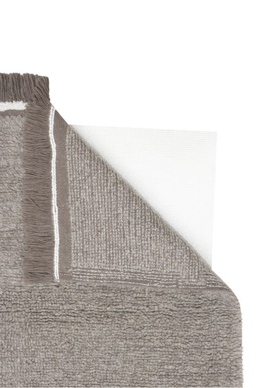 Detalle del relieve de una alfombra lavable de lana gris para pasillo