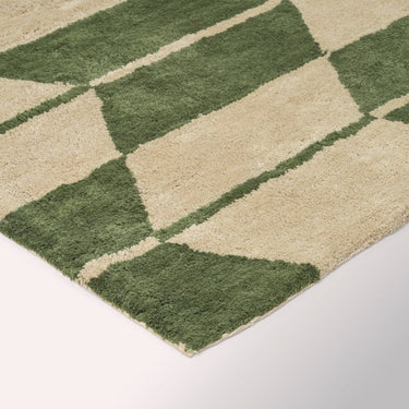 Detalle del pelo y el dibujo geométrico de la alfombra verde oliva de Broste Copenhagen
