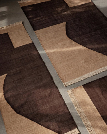 Alfombra PET reciclado Ferm Living tan chocolate en recibidor