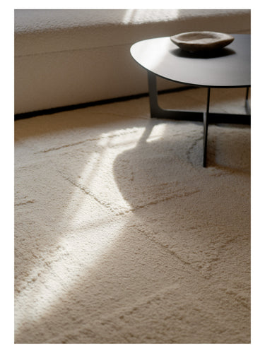 Alfombra Polar Angels blanca de Linie Design, detalle del relieve junto a una mesa de centro