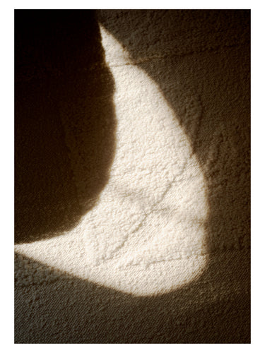 Alfombra Polar Angels blanca de Linie Design, detalle del relieve con luz y sombra