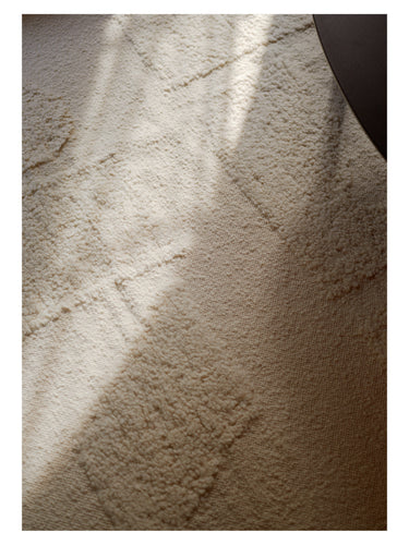 Alfombra Polar Angels blanca de Linie Design, textura y líneas en relieve iluminadas por el sol