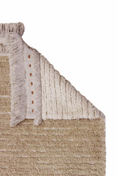 Alfombra reversible verde salvia en ambiente natural para pasillo o zona de paso