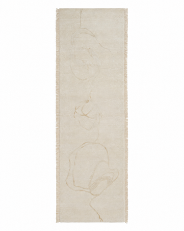 Alfombra runner de lana y seda beige Neptune Flow de Linie Design, vista completa del formato alargado