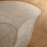 Detalle de la alfombra beige de lana, seda y lino Shoal Dream