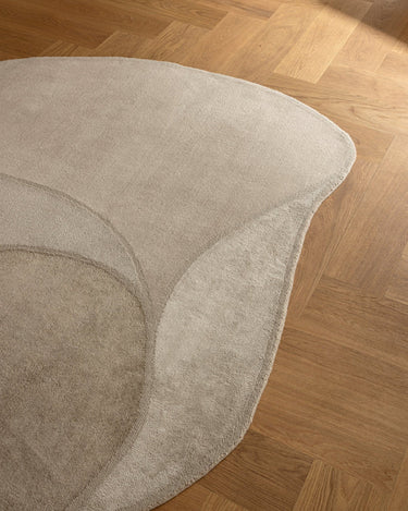 Detalle de la alfombra beige de lana, seda y lino Shoal Dream