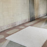 Alfombra Sigga blanca de Linie Design con textura en relieve