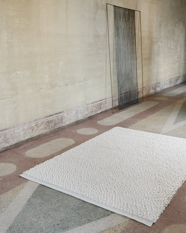 Alfombra Sigga blanca de Linie Design con textura en relieve