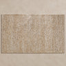 Alfombra de yute, algodón y fibra natural beige de Vical sobre superficie topo clara