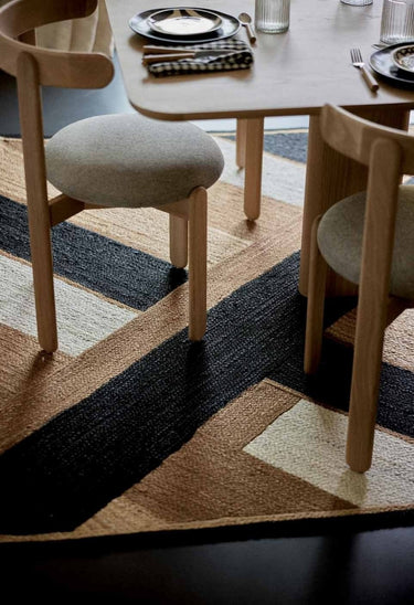volumen y estructura de alfombra de yute estampado gráfico negro de Gabrielle Paris