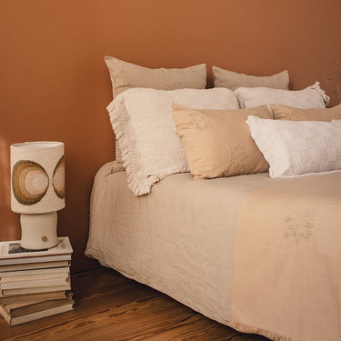 Ambiente de dormitorio con la lámpara Green Soda encendida