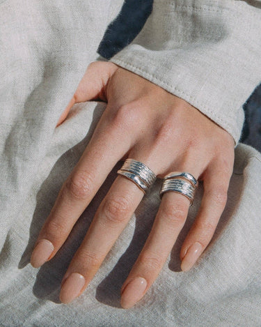Anillo de acero inoxidable Agapée en la mano