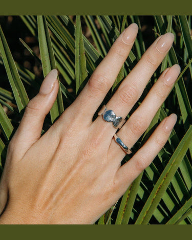 Anillo Agapée de diseño ondulado Héctor