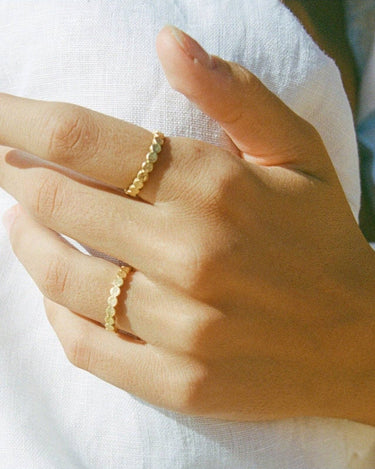 Détail de la bague festonnée réglable Agapée