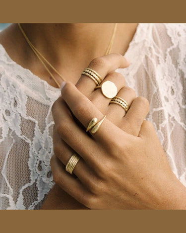 Bague dorée Agapée au design artisanal