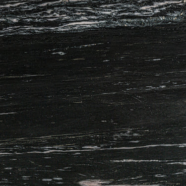 Aparador de roble marrón claro y mármol negro brillo de Vical, detalle de la superficie de mármol negro
