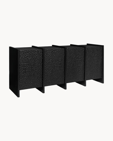 Aparador de Ferm Living: vista diagonal de las cuatro puertas con relieve.