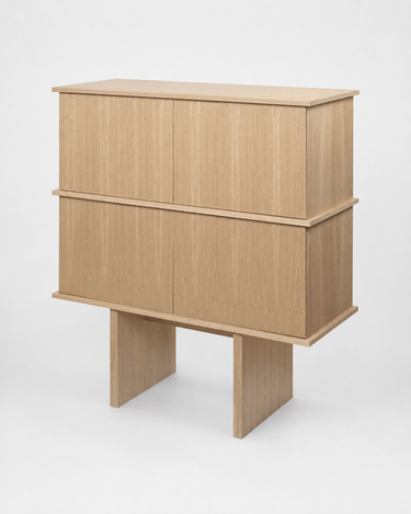 Detalle de aparador de roble claro Ferm Living