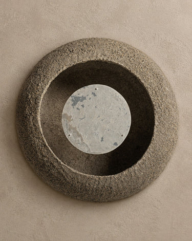 Aplique de pared de cemento gris y piedra beige de Vical sobre pared topo clara