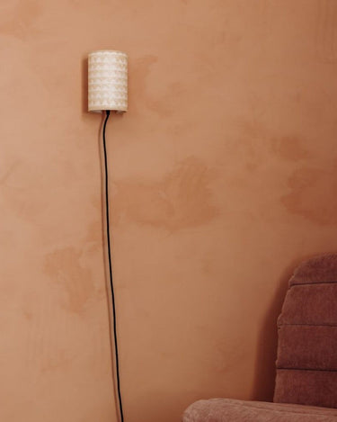 Aplique de pared con pantalla estampada triángulos blancos Le Monde Sauvage
