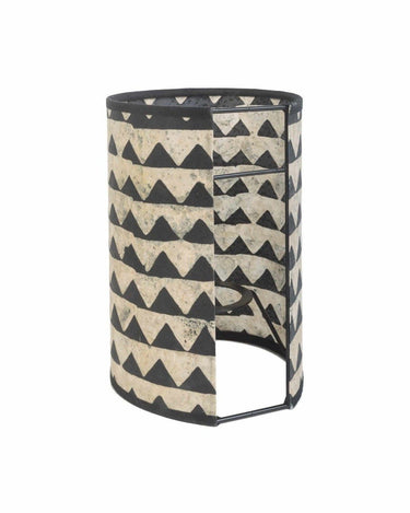 Aplique Joséphine B. Triangle negro · 12,5 × 18 cm de Le Monde Sauvage, vista trasera con estampado de triángulos