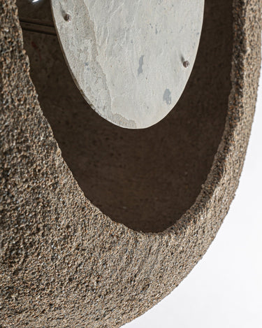 Aplique de pared de cemento gris piedra beige de Vical, detalle del relieve del aplique y de su abertura