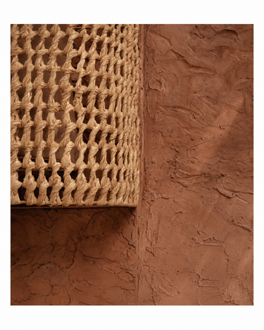 Aplique de pared de sisal natural, detalle del trenzado y el borde inferior