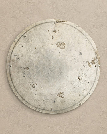 Aplique de pared de piedra neutra y hierro negro de Vical sobre pared topo clara