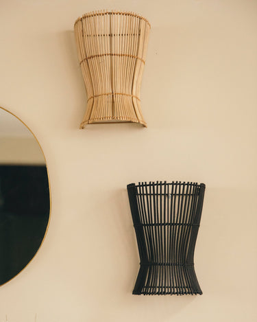 Aplique mural Halo en ratán natural y negro, diseño contemporáneo