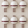 Seis apliques vintage granates: tres arriba y tres abajo sobre pared de cal topo claro