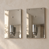 Pareja de apliques vintage de metal plateado colgados en una pared topo claro