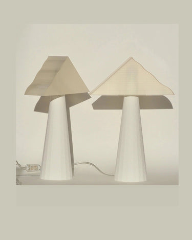 Lámpara de mesa blanca en ambiente