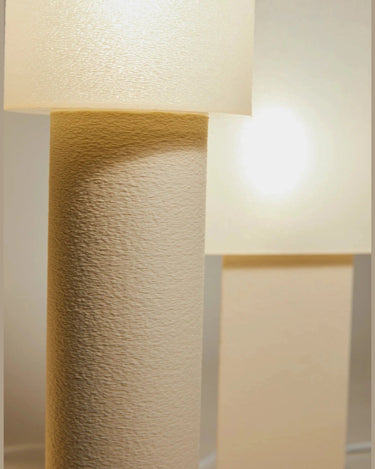 Lámpara de suelo minimalista en ambiente