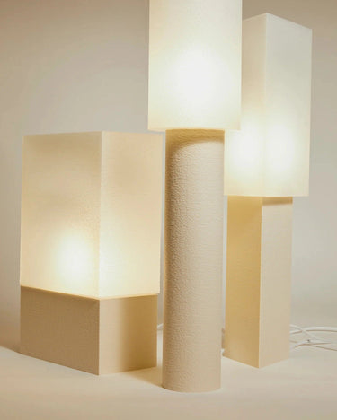 Detalle de lámpara de suelo minimalista
