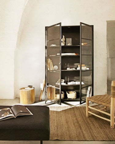 Proporciones de armario alto de metal negro con puertas de cristal de Tine K Home