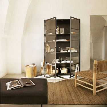 Proporciones de armario alto de metal negro con puertas de cristal de Tine K Home