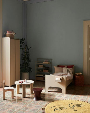 Armario beige de perfil en un dormitorio infantil.