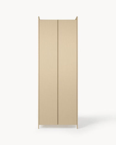 Armario de Ferm Living: vista completa de las dos puertas acanaladas cerradas.