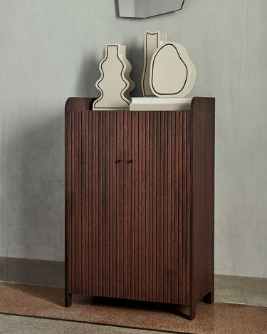 Armario Bajo de Roble Oscuro - Diseño Escandinavo
