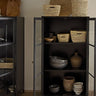 Armario bajo de metal negro con puertas de cristal de Tine K Home