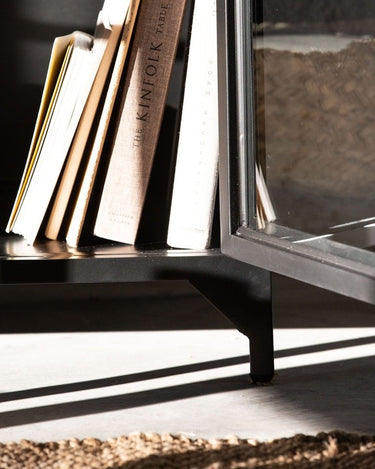 Proporciones de armario bajo de metal negro con puertas de cristal de Tine K Home