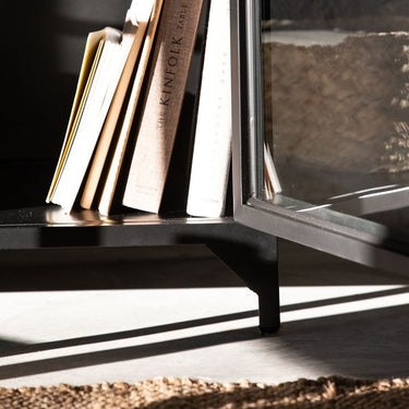 Proporciones de armario bajo de metal negro con puertas de cristal de Tine K Home