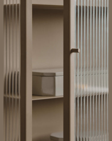 Armario de baño beige con puerta de vidrio acanalado abierta
