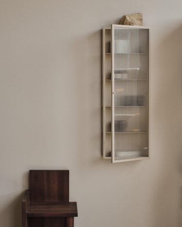 Armario de baño de pared beige con vidrio acanalado