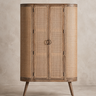 Armario de madera de mango y mimbre marrón de Vical ante pared texturizada topo claro